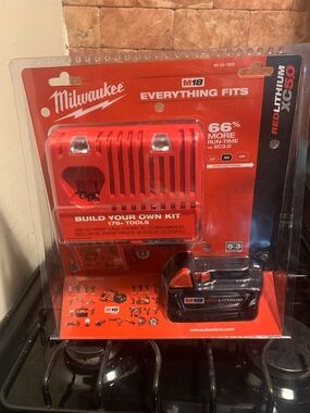 Milwaukee M18 REDLITHIUM XC5.0 Charger & Battery Kit